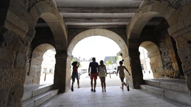 Balade en famille à Navarrenx, un des plus beaux villages de France : passage sous les arches de la Porte Saint-Antoine.