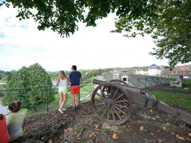 A Navarrenx, un des plus beaux villages de France, le Bastion de la Cloche et son canon, la porte Saint-Antoine et le Gave d'Oloron.