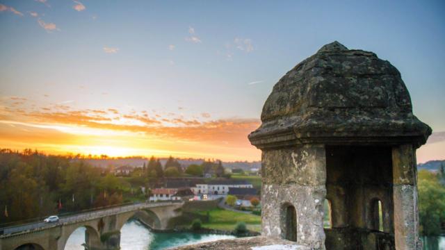 Un coucher de soleil depuis la guérite à Navarrenx, un des plus beaux villages de France.