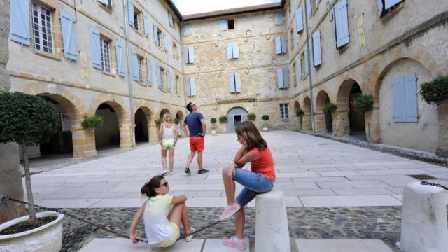 La cour de l'Arsenal à Navarrenx, marqué un des plus beaux villages de France.