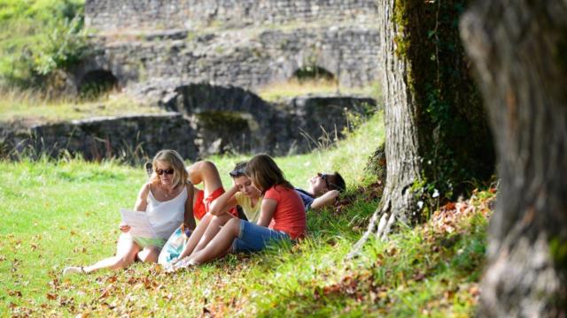 Passez un moment de détente à l'ombre des arbres sur les remparts à Navarrenx, un des plus beaux villages de France, situé en Béarn.