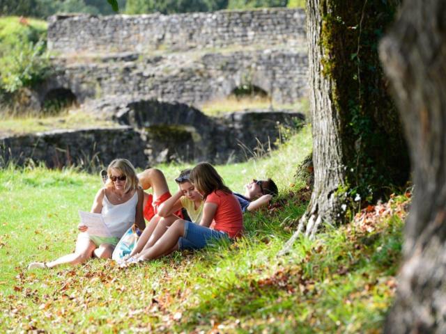 Passez un moment de détente à l'ombre des arbres sur les remparts à Navarrenx, un des plus beaux villages de France, situé en Béarn.