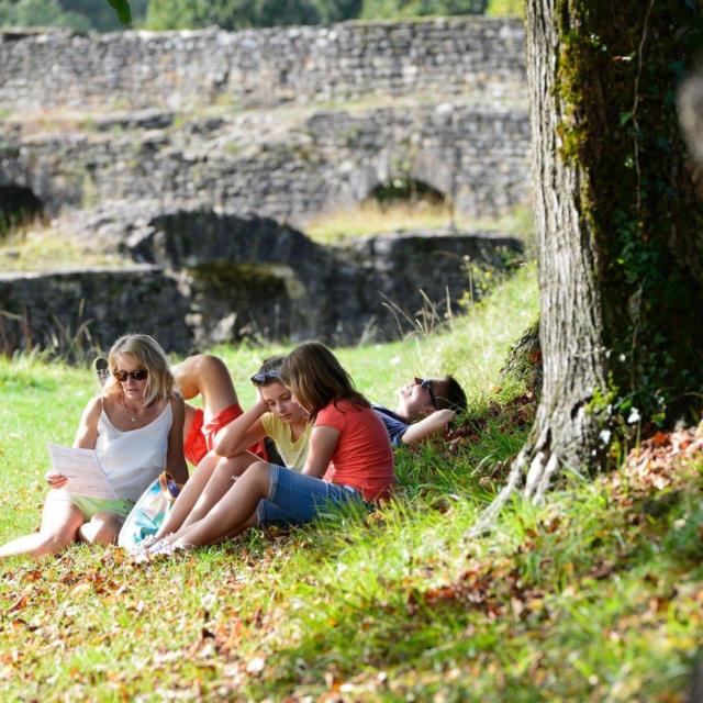 Passez un moment de détente à l'ombre des arbres sur les remparts à Navarrenx, un des plus beaux villages de France, situé en Béarn.