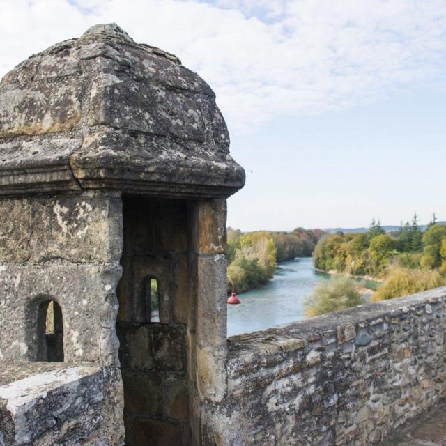 La guérite, en haut de la Porte Saint-Antoine, à Navarrenx, un des plus beaux villages de France. Au pied s'écoule le Gave d'Oloron.