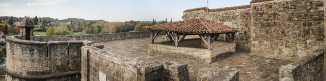 La terrasse de la Porte Saint-Antoine, son assommoir et son échauguette à Navarrenx, un des plus beaux villages de France