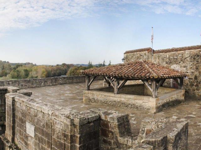 La terrasse de la Porte Saint-Antoine, son assommoir et son échauguette à Navarrenx, un des plus beaux villages de France