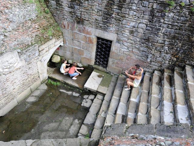 La Fontaine Militaire à Navarrenx, un des plus beaux villages de France : 4mètre en dessous du niveau de la ville, sa source reste aujourd'hui encore inconnue !