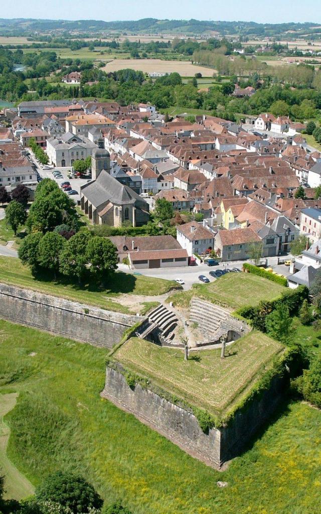 Navarrenx, un des plus beaux villages de France, et ses remparts vus du ciel