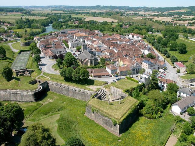 Navarrenx, un des plus beaux villages de France, et ses remparts vus du ciel