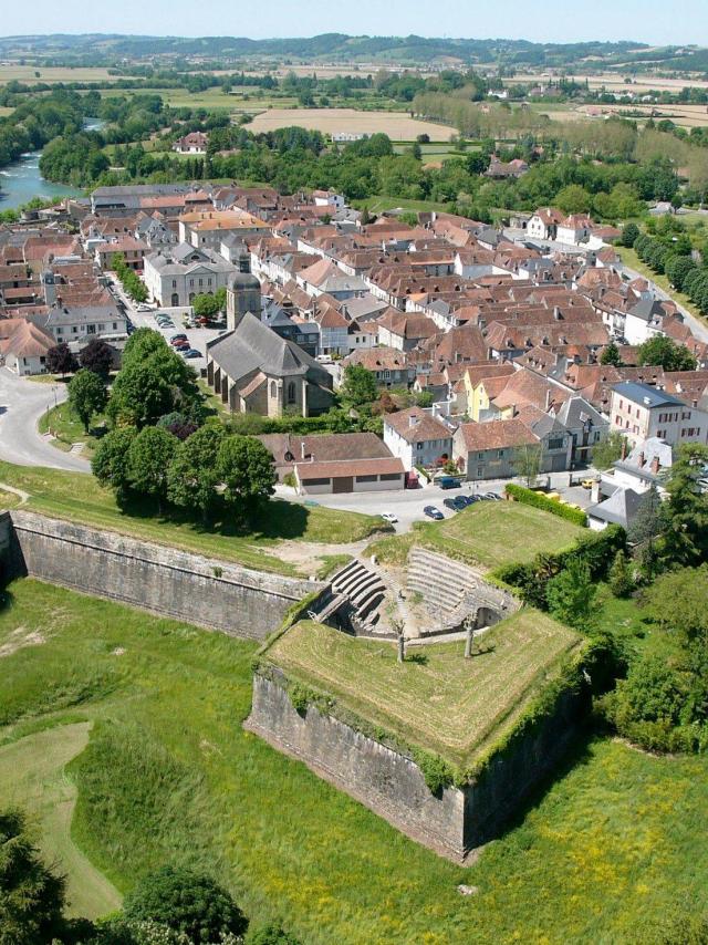 Navarrenx, un des plus beaux villages de France, et ses remparts vus du ciel