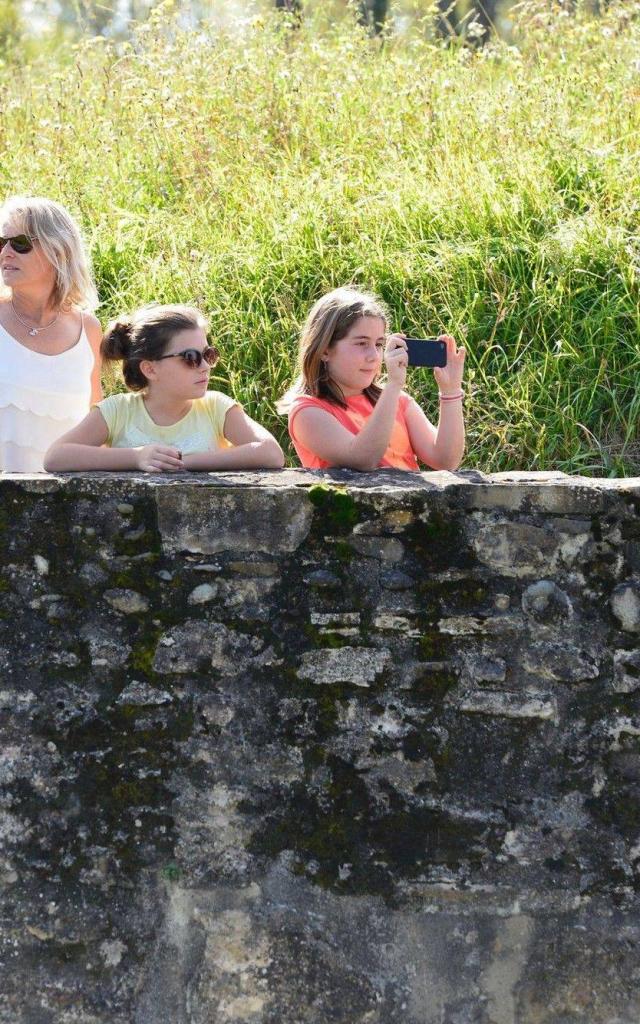 Balade en famille sur les remparts à Navarrenx, un des plus beaux villages de France