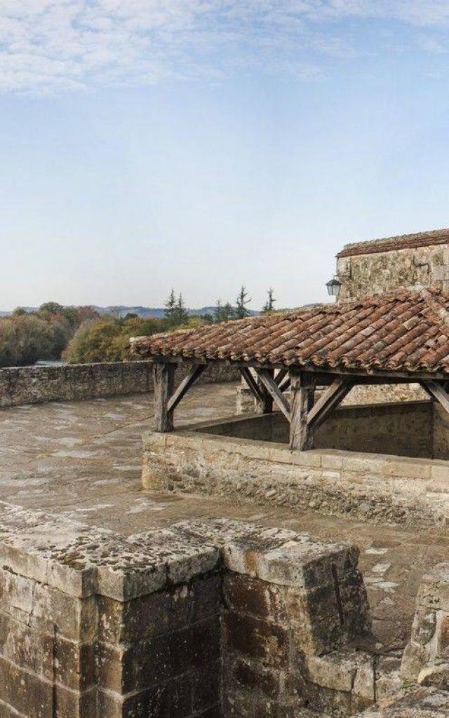 La terrasse de la Porte Saint-Antoine, son assommoir et son échauguette à Navarrenx, un des plus beaux villages de France