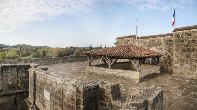 La terrasse de la Porte Saint-Antoine, son assommoir et son échauguette à Navarrenx, un des plus beaux villages de France