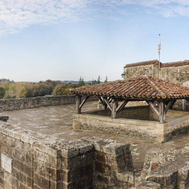 La terrasse de la Porte Saint-Antoine, son assommoir et son échauguette à Navarrenx, un des plus beaux villages de France