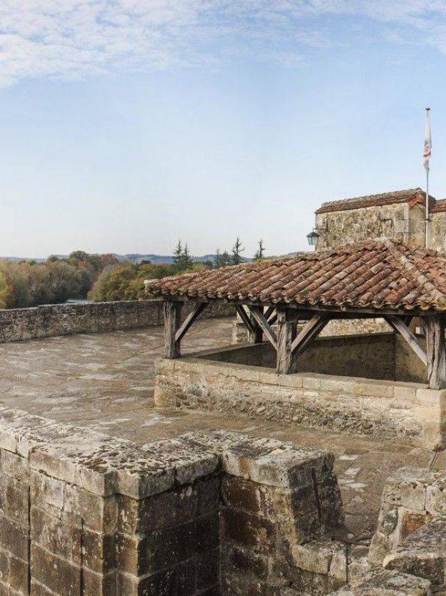 La terrasse de la Porte Saint-Antoine, son assommoir et son échauguette à Navarrenx, un des plus beaux villages de France