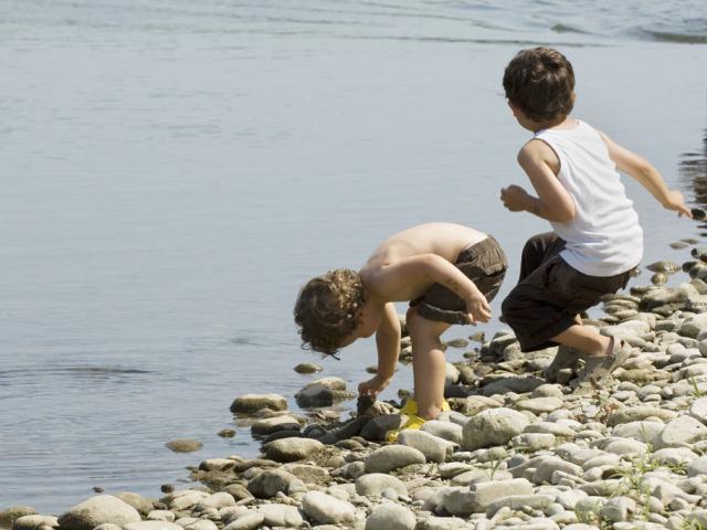 Enfants au bord du gave de Pau