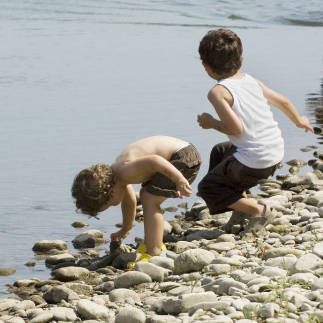 Enfants au bord du gave de Pau