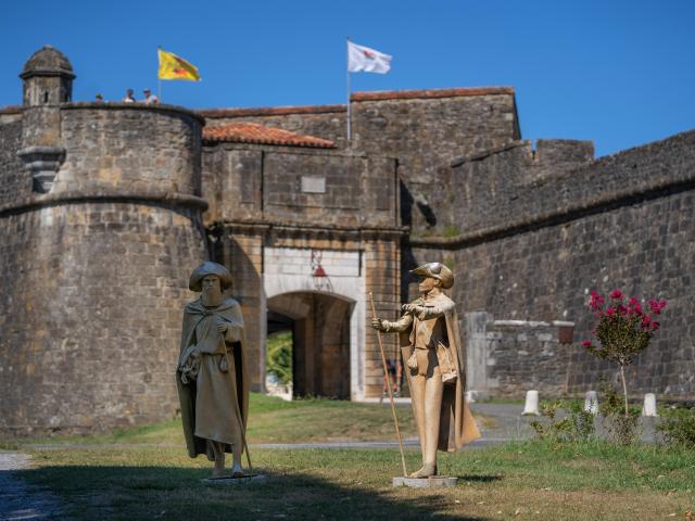 Statues Pèlerins à Navarrenx