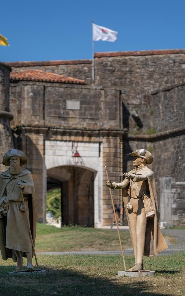 Statues Pèlerins Navarrenx Voie Puy En Velay