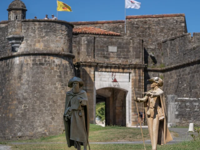 Statues Pèlerins Navarrenx Voie Puy En Velay