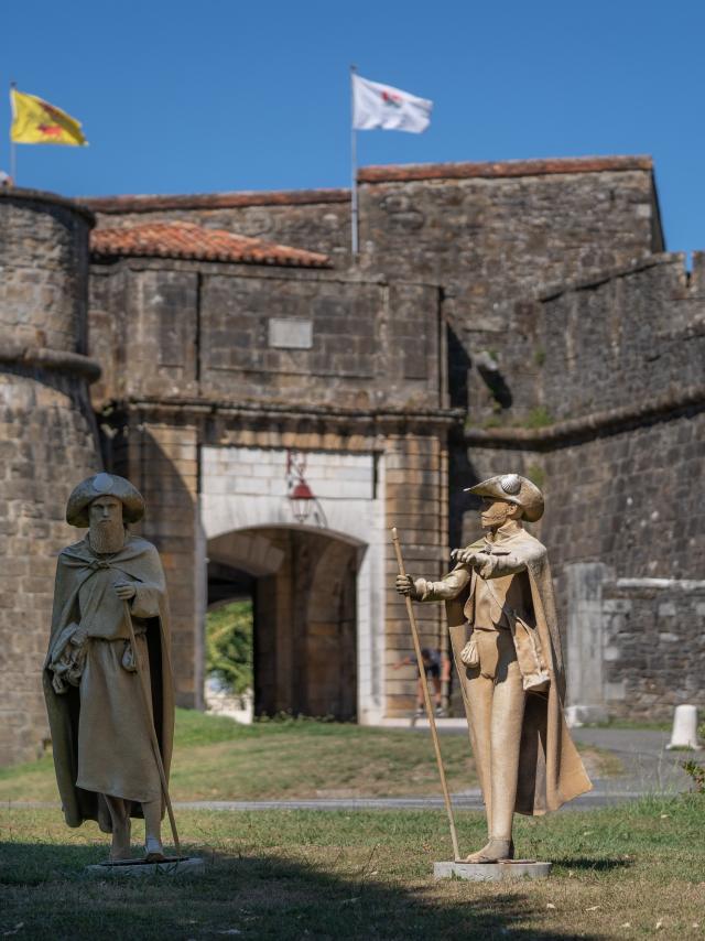 Statues Pèlerins Navarrenx Voie Puy En Velay