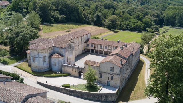 Vue aérienne de l'abbaye d'Arthous à Hastingues