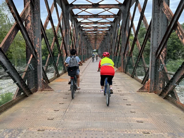 La voie verte en Béarn des gaves, sur le pont d'Escos en vélo